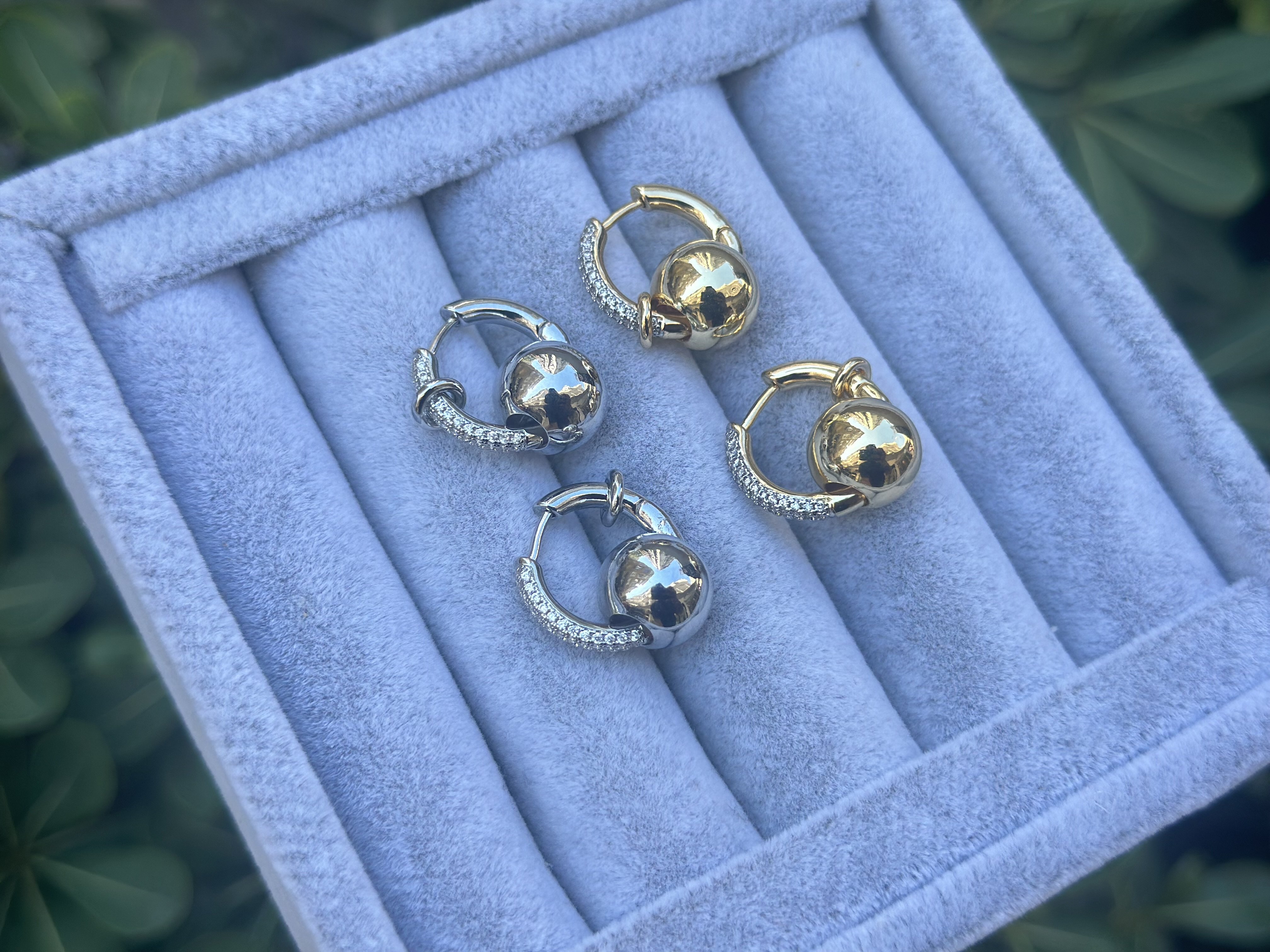 TAŞ VE HALKA DETAYLI TOPÇUKLU KÜPE