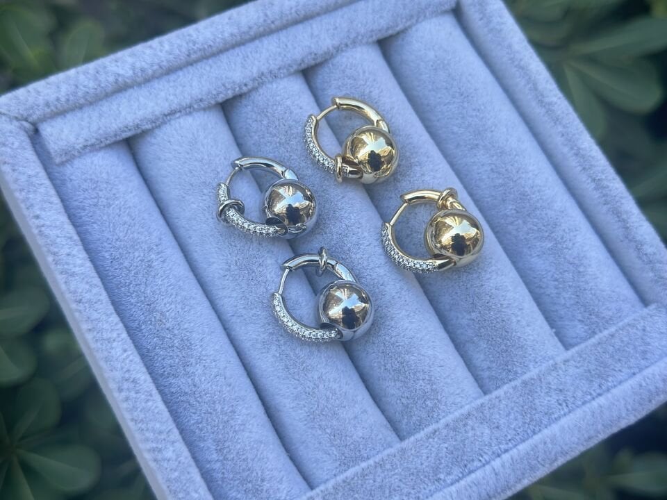 TAŞ VE HALKA DETAYLI TOPÇUKLU KÜPE