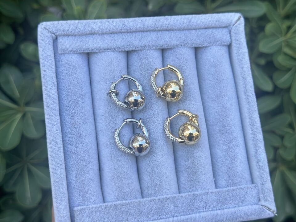 TAŞ VE HALKA DETAYLI TOPÇUKLU KÜPE