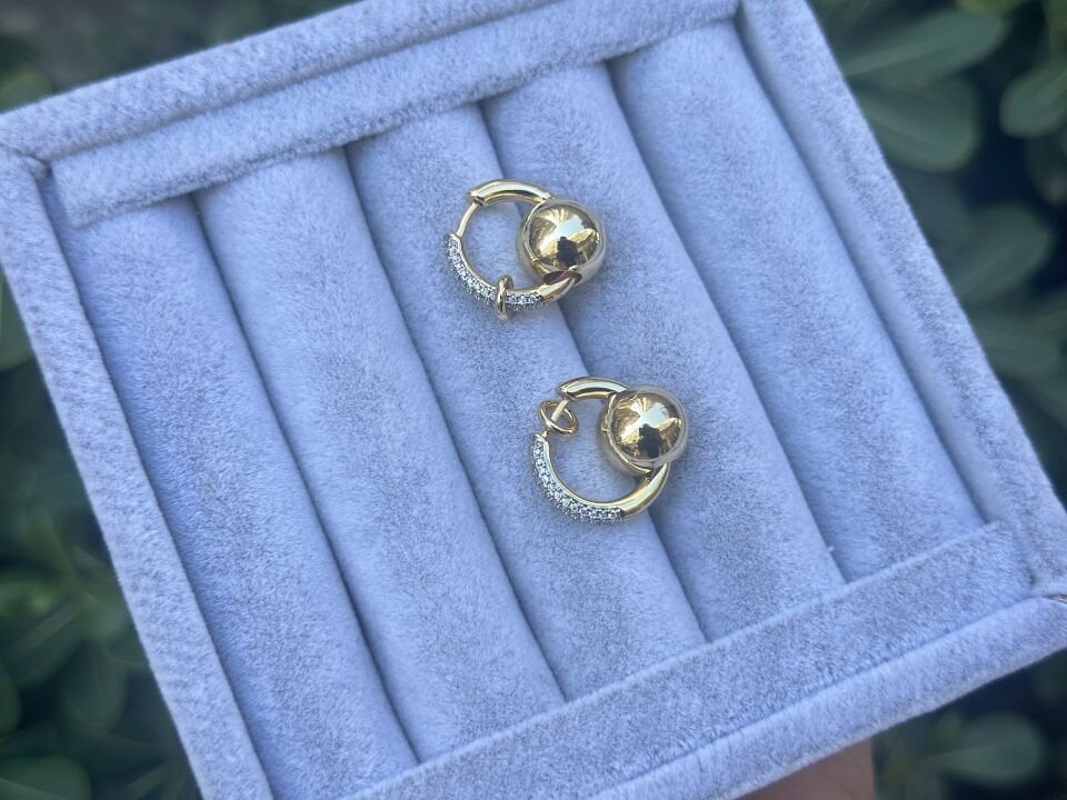 TAŞ VE HALKA DETAYLI TOPÇUKLU KÜPE