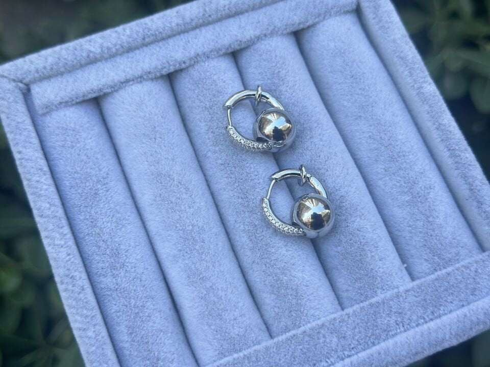 TAŞ VE HALKA DETAYLI TOPÇUKLU KÜPE