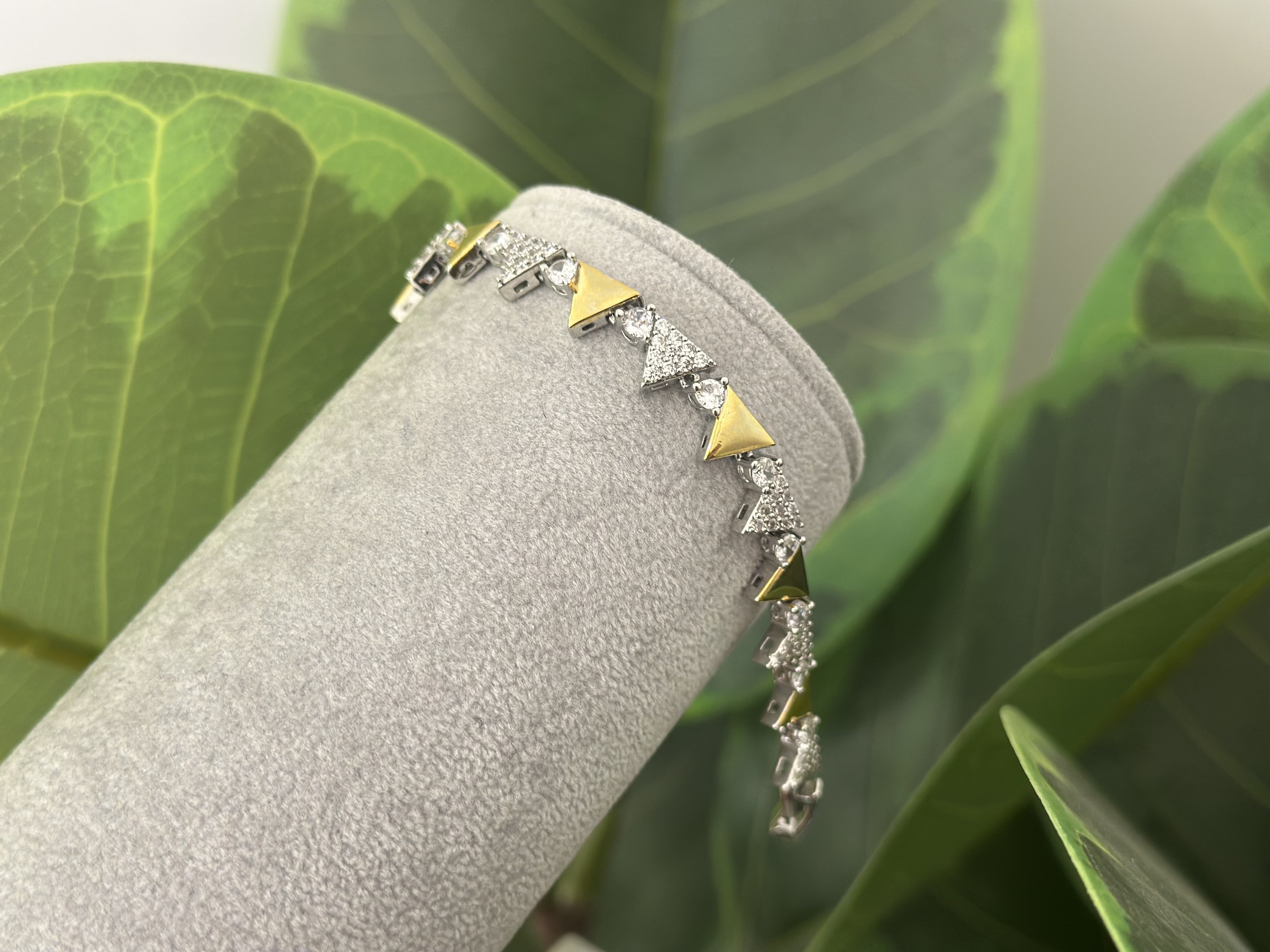 ÜÇGEN VE TAŞ DETAY ÇİFT RENK BİLEKLİK