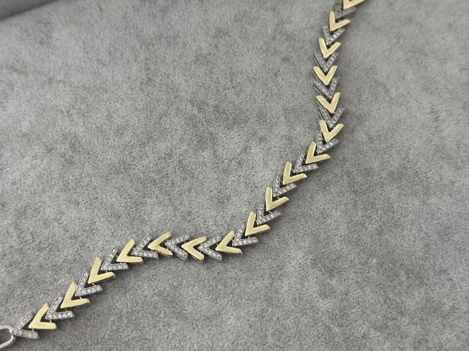 GOLD VE TAŞ DETAY ÜÇGEN KESİM BİLEKLİK