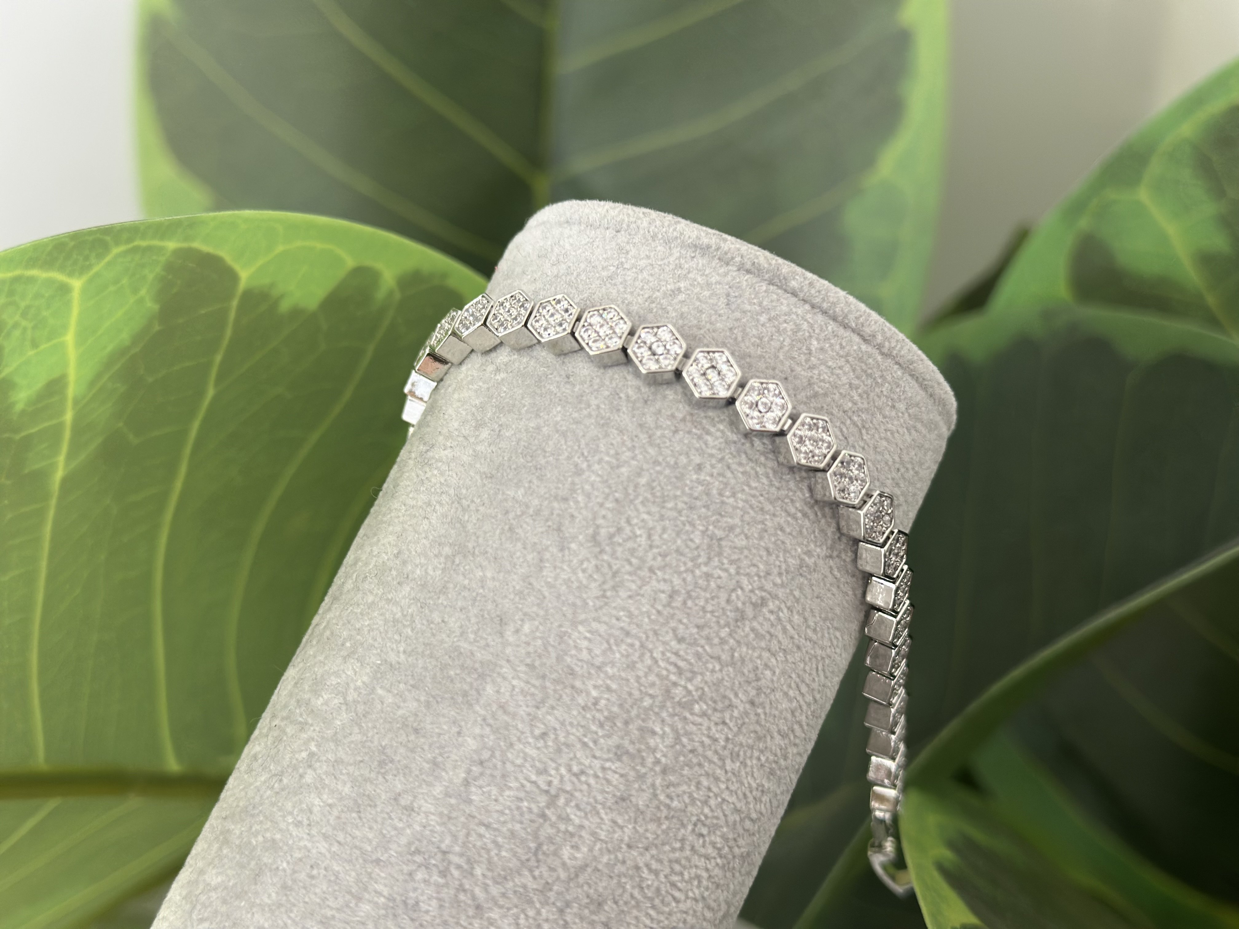 SİLVER VE FULL TAŞ DETAYLI PETEK BİLEKLİK