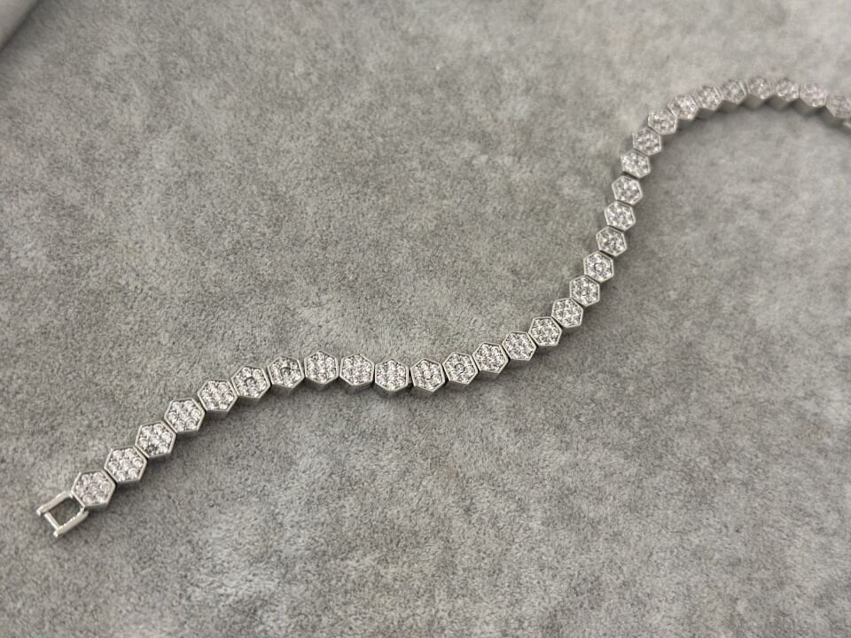 SİLVER VE FULL TAŞ DETAYLI PETEK BİLEKLİK