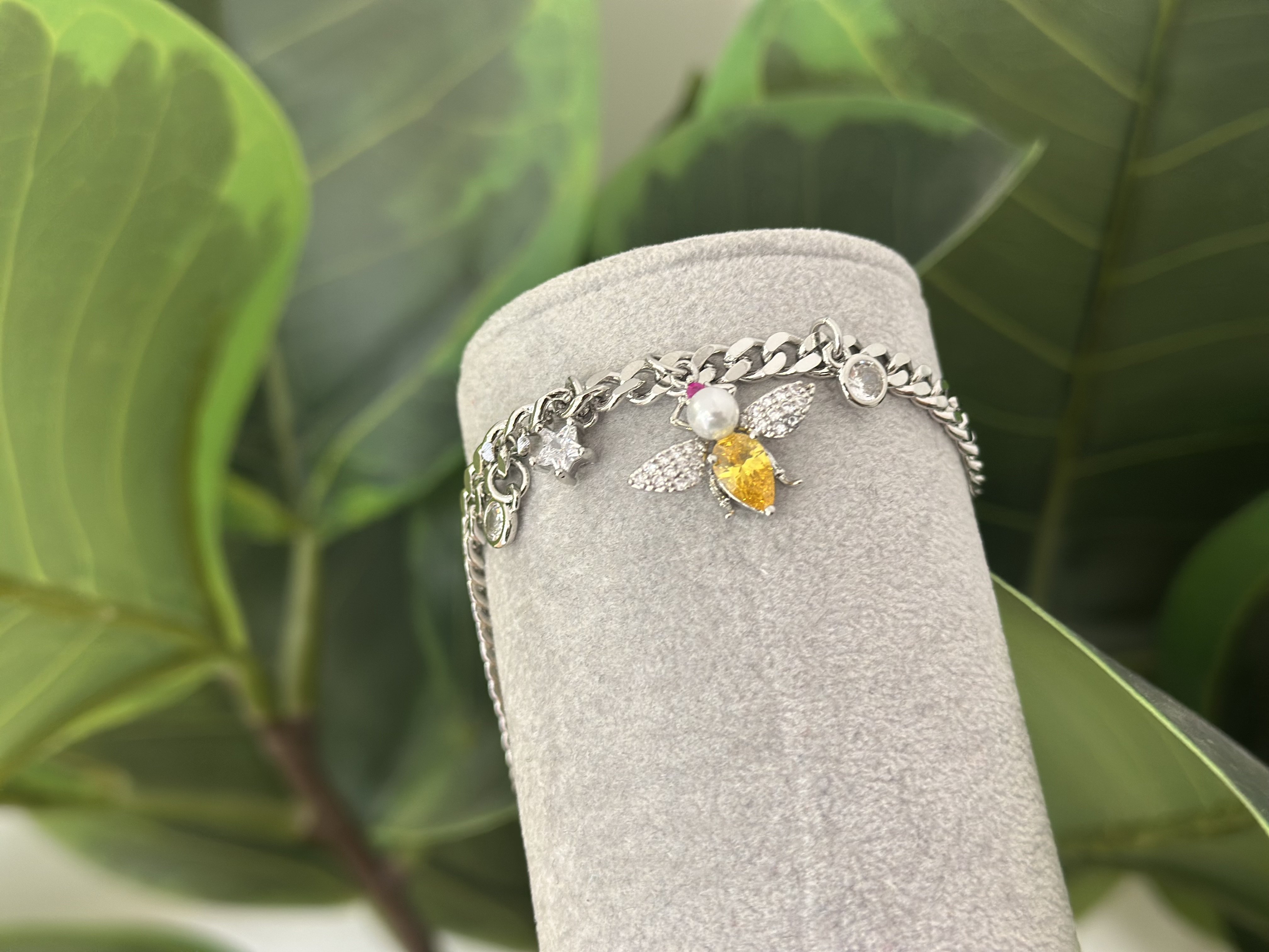 ARI VE TAŞ CHARM DETAYLI SİLVER BİLEKLİK