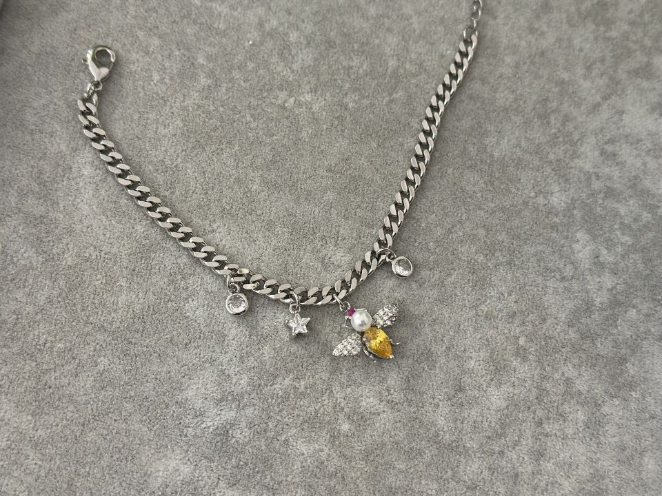 ARI VE TAŞ CHARM DETAYLI SİLVER BİLEKLİK