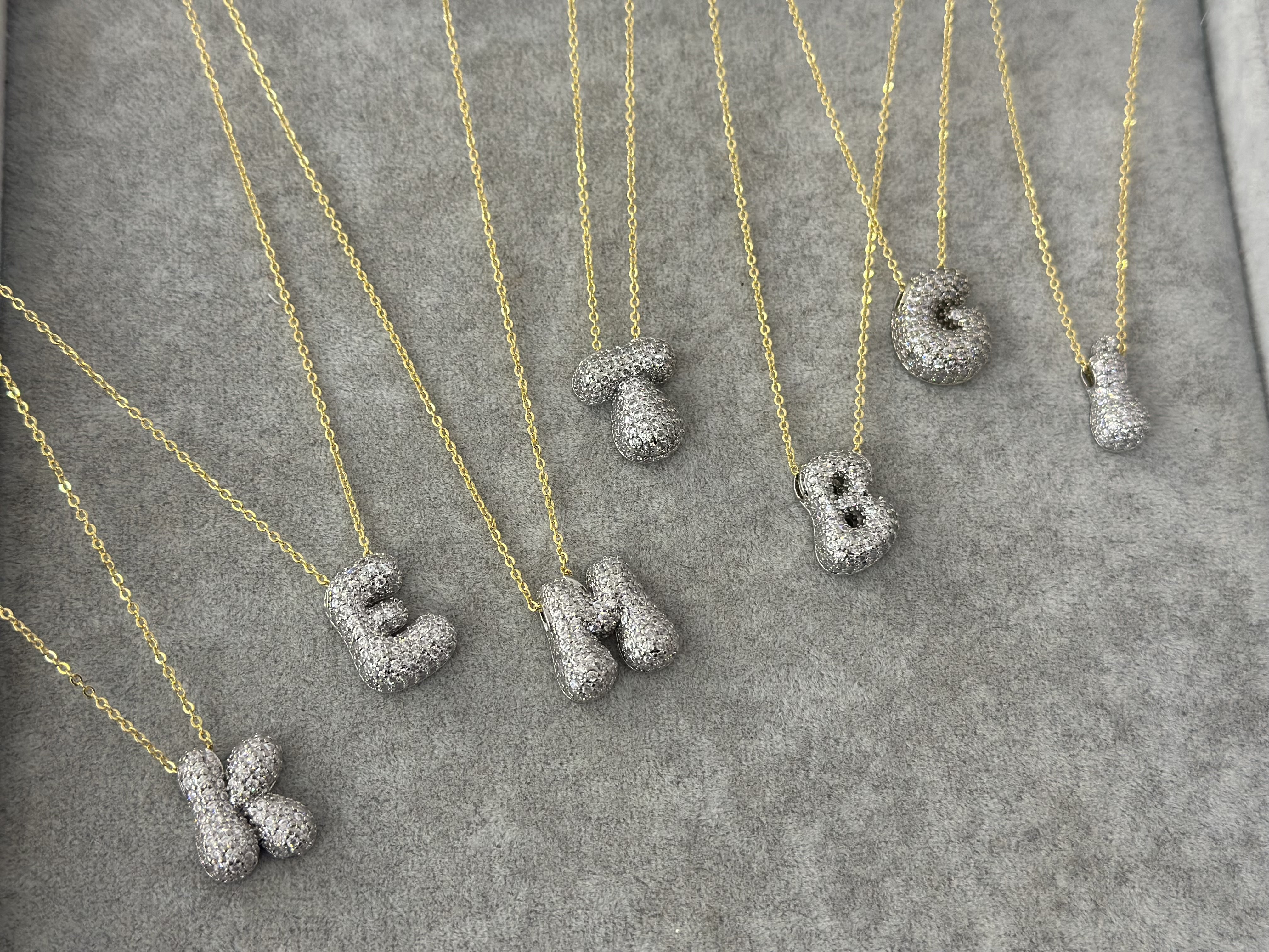 TAŞ DETAYLI BALON HARF KOLYE