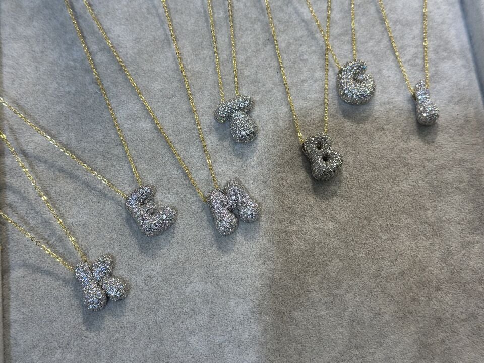 TAŞ DETAYLI BALON HARF KOLYE