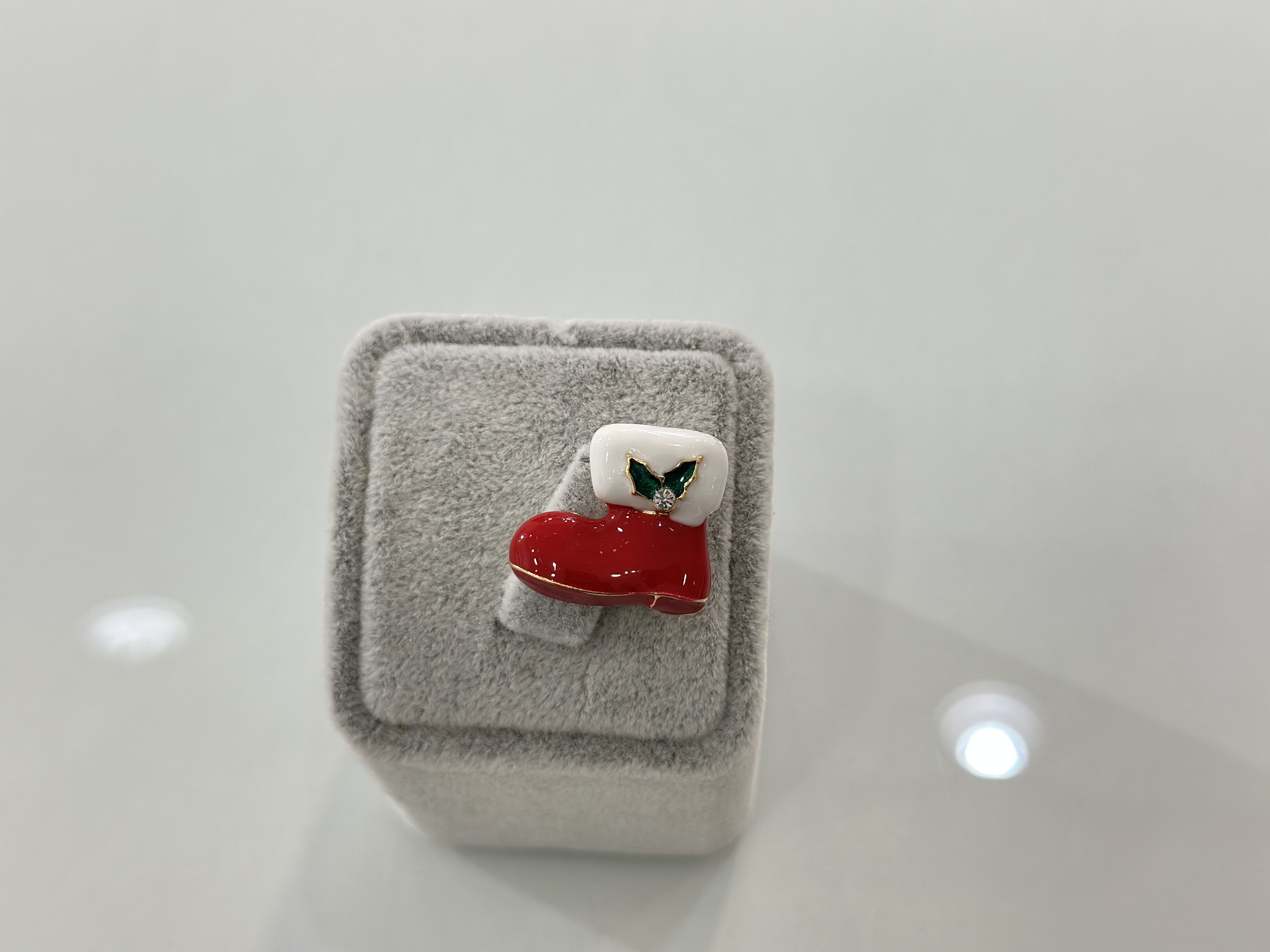 RED BOOT  YILBAŞI BROŞU