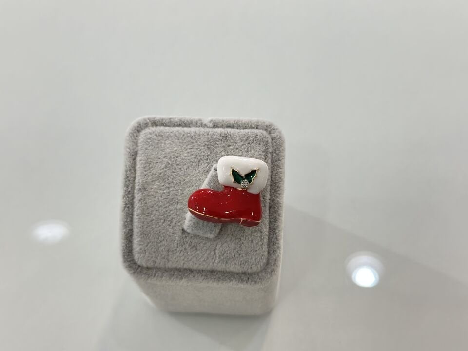 RED BOOT  YILBAŞI BROŞU