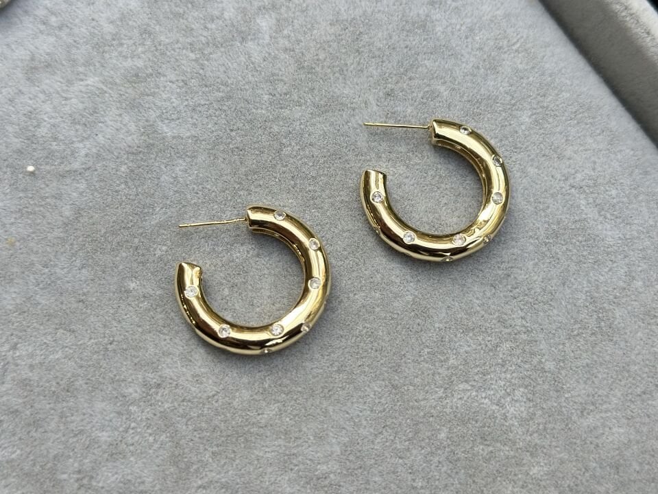 TAŞ DETAYLI HALKA KÜPE